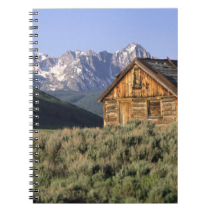 Cuaderno Una cabaña de madera y las montañas de Sawtooth en