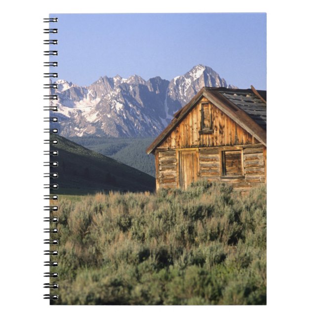 Cuaderno Una cabaña de troncos y las montañas Sawtooth en (Frente)