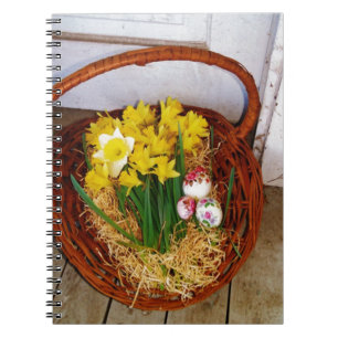 Cuaderno Una cesta de folletos amarillos y huevo de Pascua 