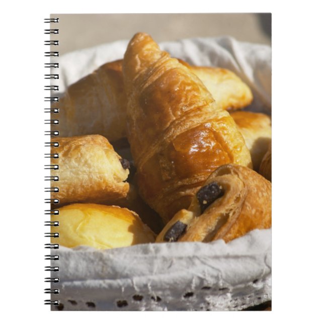 Cuaderno Una cesta de mimbre para desayuno con croissants,  (Frente)