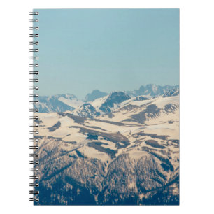 Cuaderno Una cordillera con nieve descongelante y hielo en