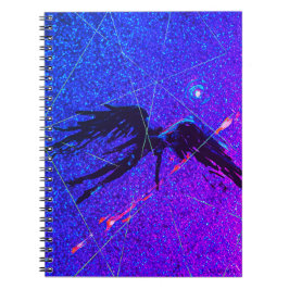 Cuaderno Una figura alada oscura sobrevolando el espacio