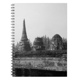 Cuaderno Una imagen blanco y negro de un templo viejo