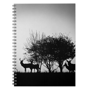 Cuaderno Una imagen de algunos ciervos en la niebla de la