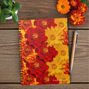 Cuaderno Una Medley de Marigoldes de Amarillo Rojo y Naranj