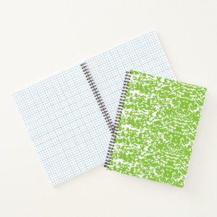 Cuaderno Una mesa de madera marrón sostiene una botella de 