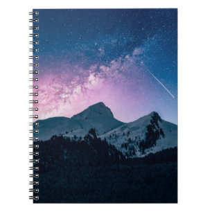 Cuaderno Una montaña con un hermoso paisaje, noche, nieve