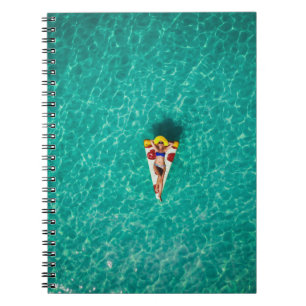 Cuaderno Una mujer en el flotador de la pizza