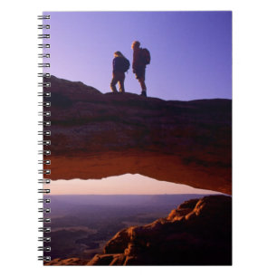 Cuaderno Una pareja observa el amanecer desde la cima del A