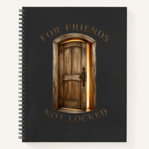 Cuaderno Una puerta de madera envejecida.