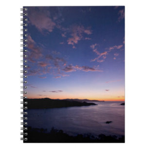 Cuaderno Una puesta del sol sobre el océano en Costa Rica