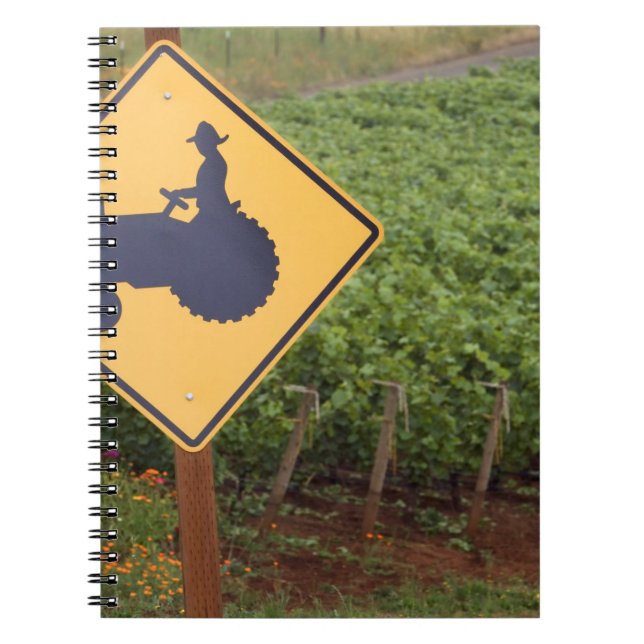 Cuaderno Una señal de cruce de tractor amarillo en el viñed (Frente)