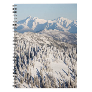Cuaderno Una vista escénica de las montañas y de los