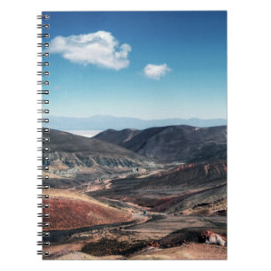 Cuaderno Valles coloridos de la montaña alrededor de plano
