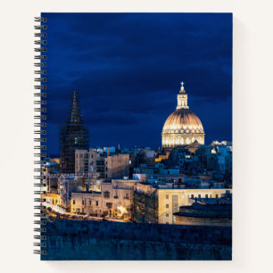 Cuaderno Valletta casco antiguo y puerto iluminados por la