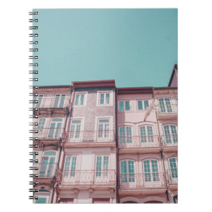 CUADERNO VARIAS CASAS DE COLOR ROSA CON VENTANAS DE CRISTAL