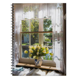 Cuaderno Ventana con cortina de encaje y tulipanes