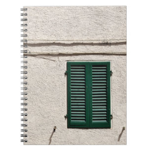 CUADERNO VENTANA DE MADERA AZUL EN LA PARED DE CONCRETO BLA