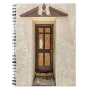 CUADERNO VENTANA DE MADERA MARRÓN EN MURO DE CONCRETO BLANC