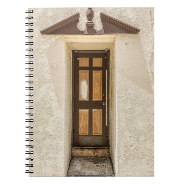 CUADERNO VENTANA DE MADERA MARRÓN EN MURO DE CONCRETO BLANC (Frente)