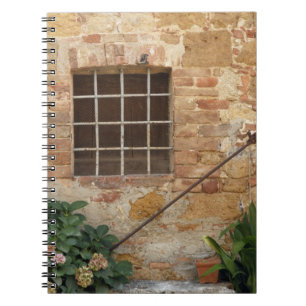 Cuaderno Ventana y antigua pared de piedra, Pienza, Italia