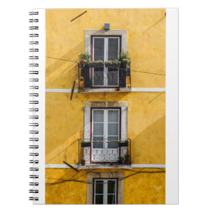 CUADERNO VENTANALES DE MADERA BLANCA Y PARED PINTADA AMARIL