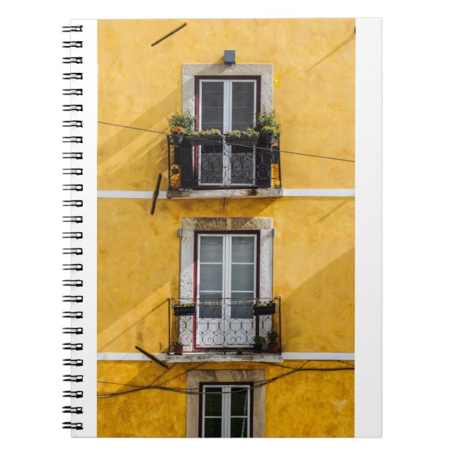 CUADERNO VENTANALES DE MADERA BLANCA Y PARED PINTADA AMARIL (Frente)
