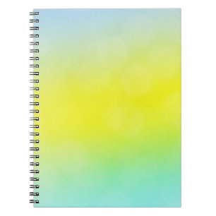 Cuaderno Verde claro, fondo borroso abstracto amarillo. C