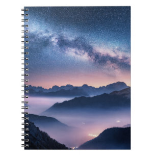 Cuaderno Vía Láctea sobre montañas en niebla por la noche e