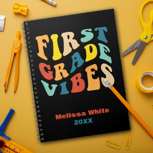Cuaderno Vibes de primer grado de vuelta al retro escolar