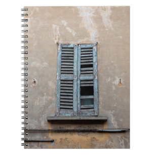 Cuaderno Vieja ventana de madera arruinada de la antigua ca