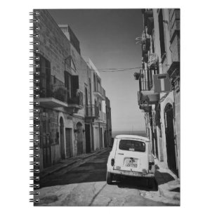 Cuaderno Viejo auto en una calle de Italia con mar