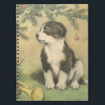 Cuaderno Vintage Christmas, Cute Puppy con Árbol De Navidad<br><div class="desc">Ilustracion de época Diseño navideño navideño con un adorable cachorro collie sentado bajo el árbol de Navidad. ¡Este lindo bebé de piel está al lado de algunos instrumentos musicales, una pompa o una trompeta y algunos tambores esperando a la familia en la mañana de los Navidades! ¡Esta corbata hará a...</div>