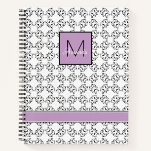 Cuaderno Violet Purple sobre el patrón blanco y negro