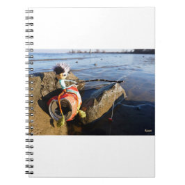 Cuaderno Vissende Fubby op een blikje aan de waterkant.