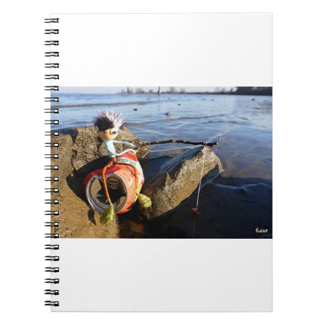 Cuaderno Vissende Fubby op een blikje aan de waterkant. (Frente)