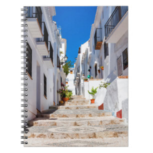 Cuaderno Vista aérea de la ciudad blanca de Frigiliana en l