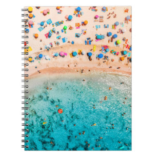 Cuaderno Vista aérea de la playa de arena con sombrillas de