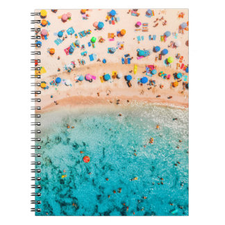 Cuaderno Vista aérea de la playa de arena con sombrillas de