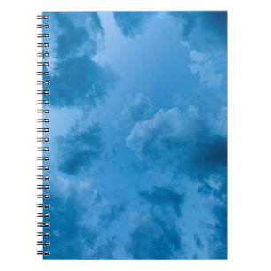 Cuaderno Vista de ángulo bajo de las nubes azules