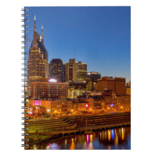 Cuaderno Vista del horizonte de la ciudad al anochecer
