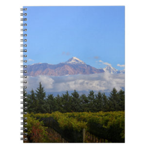Cuaderno Vista del viñedo con la montaña en fondo