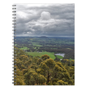 Cuaderno Vista desde el bloc de notas en espiral del monte