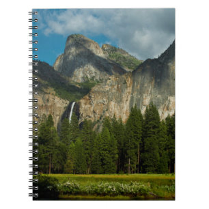 Cuaderno Vista dramática del valle de Yosemite desde las pu