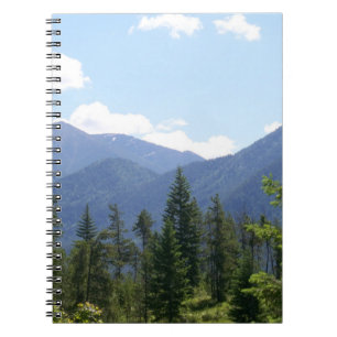 Cuaderno Vista escénica del bosque y las montañas de Montan