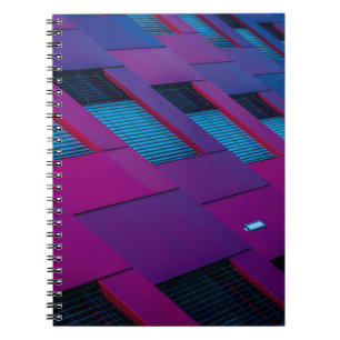 Cuaderno Vista inferior del edificio morado