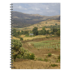 Cuaderno Vista panorámica de una gran montaña rocosa