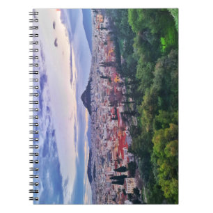 Cuaderno Vista panorámica del atardecer púrpura en Atenas