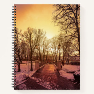 Cuaderno Vista panorámica del parque de nieve durante la pu