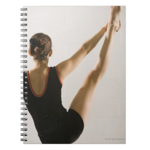Cuaderno Vista posterior de la gimnasta flexible